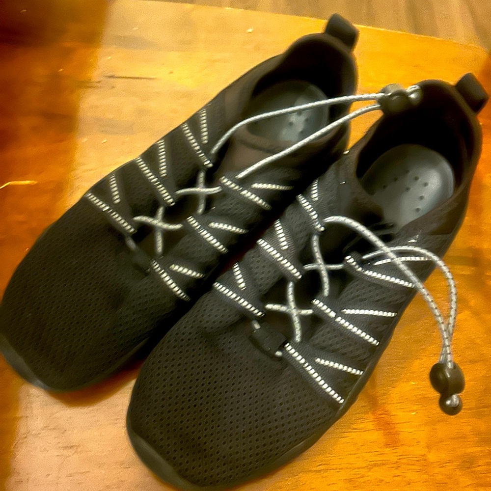 Boys size 4 swim shoes in good used condition